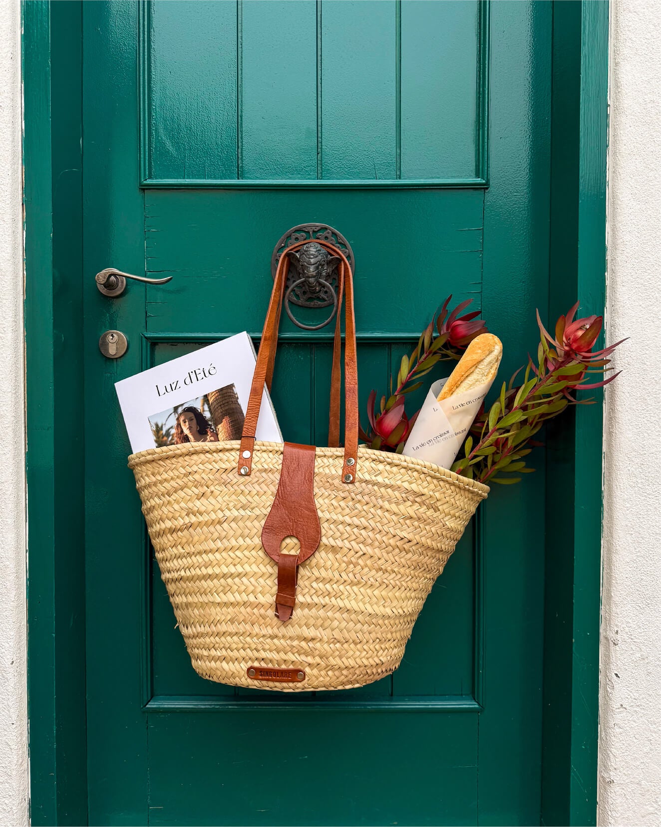 Bolso en puerta verde