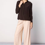 Blusa Kunai de la marca O-2025-611, con diseño elegante y manga larga, en color oscuro.