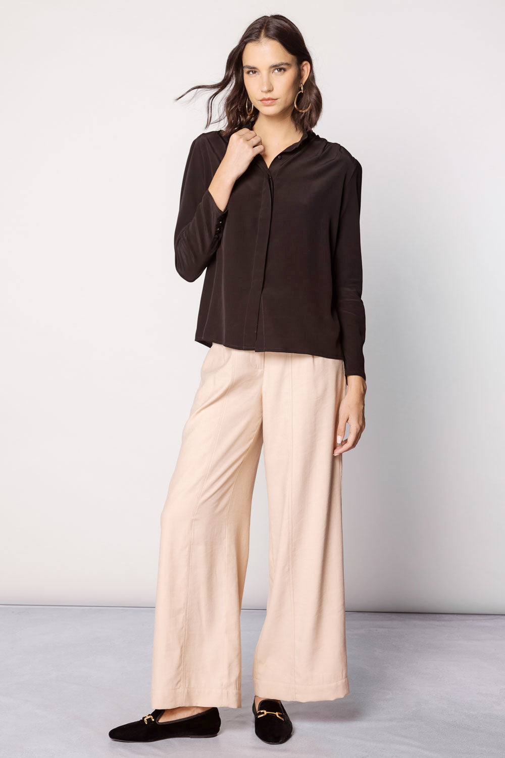 Blusa Kunai de la marca O-2025-611, con diseño elegante y manga larga, en color oscuro.