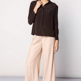 Blusa Kunai de la marca O-2025-611, con diseño elegante y manga larga, en color oscuro.