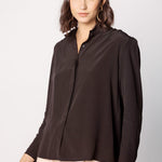 Blusa Kunai de la marca O-2025-611, blusa de manga larga en color negro con detalles en el cuello y puños.