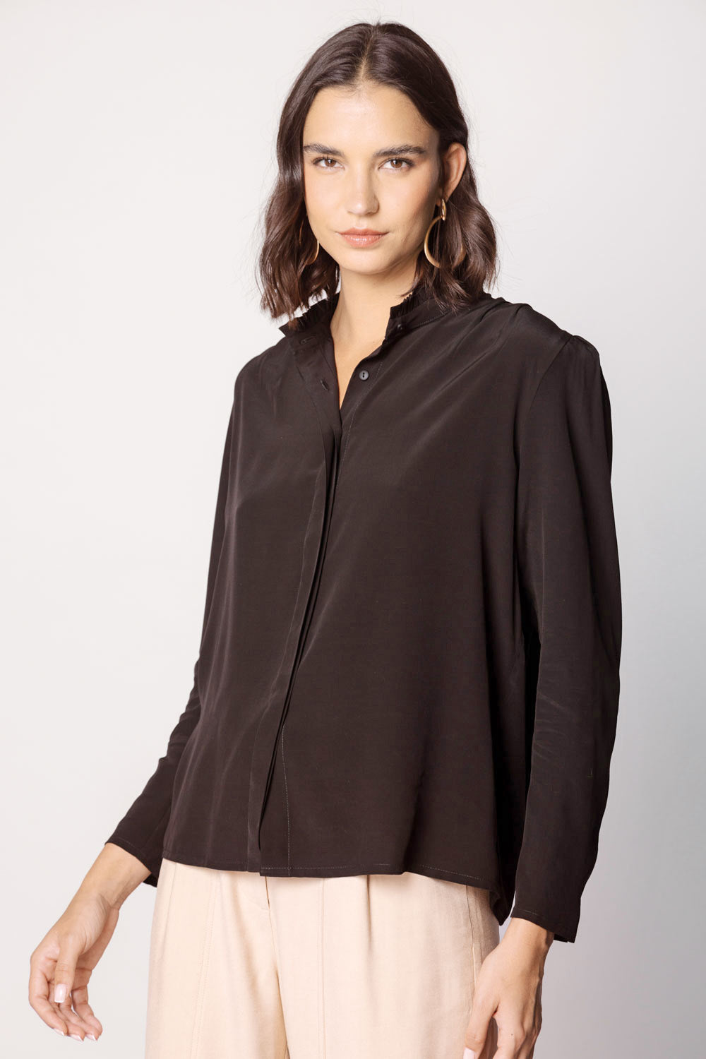 Blusa Kunai de la marca O-2025-611, blusa de manga larga en color negro con detalles en el cuello y puños.