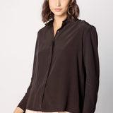 Blusa Kunai de la marca O-2025-611, blusa de manga larga en color negro con detalles en el cuello y puños.