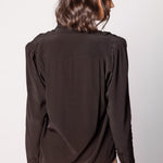 Blusa Kunai de la marca O-2025-611 en color azul con manga larga y diseño moderno, vista frontal.