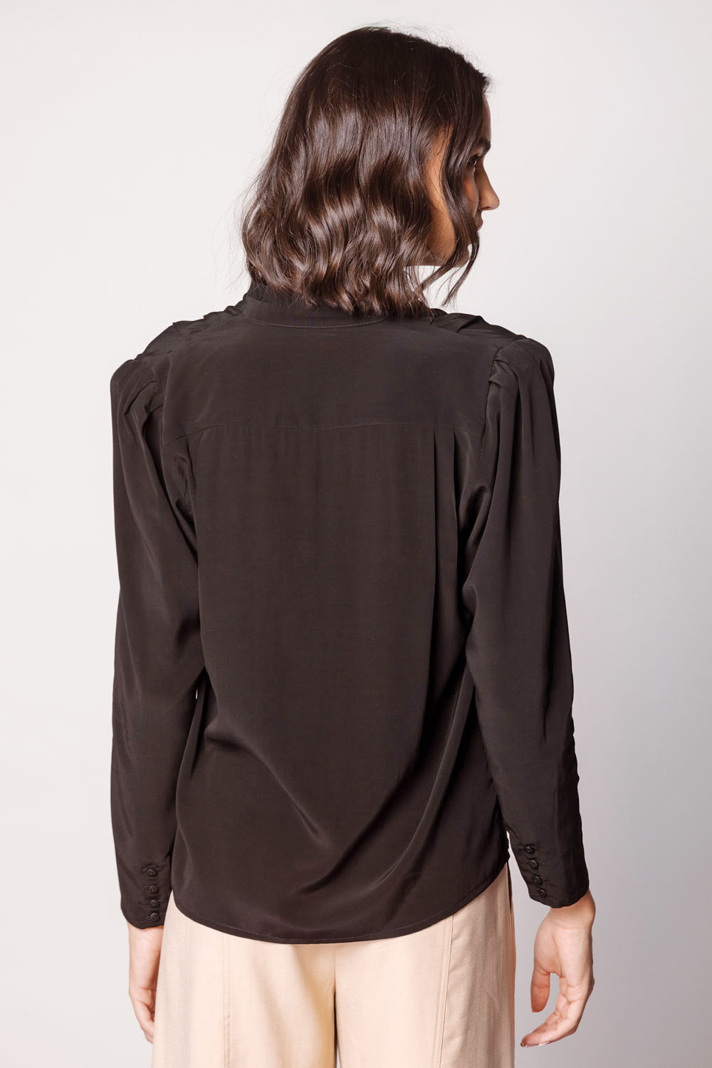 Blusa Kunai de la marca O-2025-611 en color azul con manga larga y diseño moderno, vista frontal.
