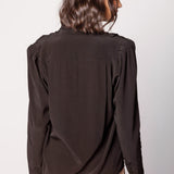 Blusa Kunai de la marca O-2025-611 en color azul con manga larga y diseño moderno, vista frontal.