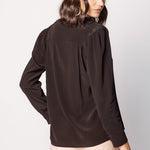 Blusa Kunai de la marca O-2025-611, vista frontal en color neutro, con diseño elegante y mangas largas.