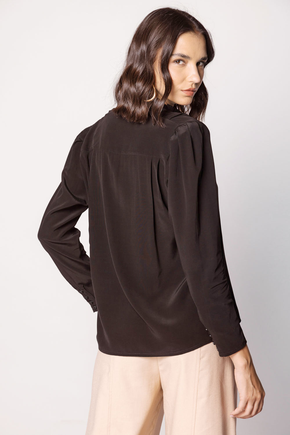 Blusa Kunai de la marca O-2025-611, vista frontal en color neutro, con diseño elegante y mangas largas.