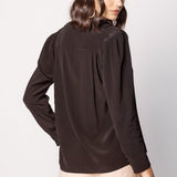 Blusa Kunai de la marca O-2025-611, vista frontal en color neutro, con diseño elegante y mangas largas.