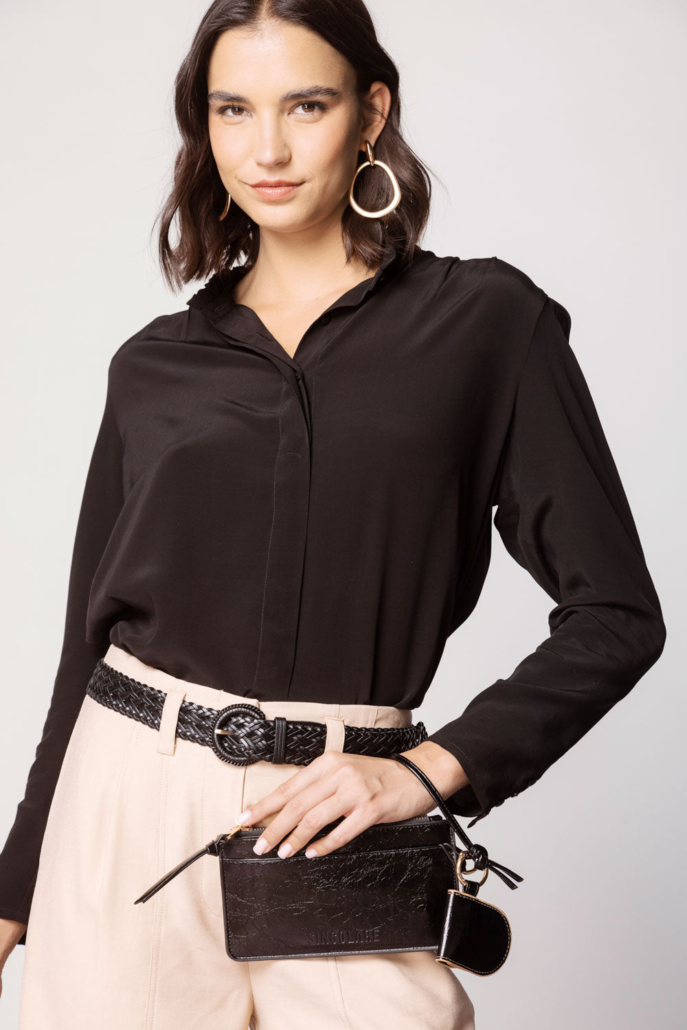 Billetera Isabelle Black de la marca AI-2025-302, accesorios en color negro con diseño compacto y elegante.
