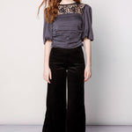 Blusa Finel de la marca O-2025-613, blusa de manga larga en color blanca con detalles elegantes y cuello redondo.