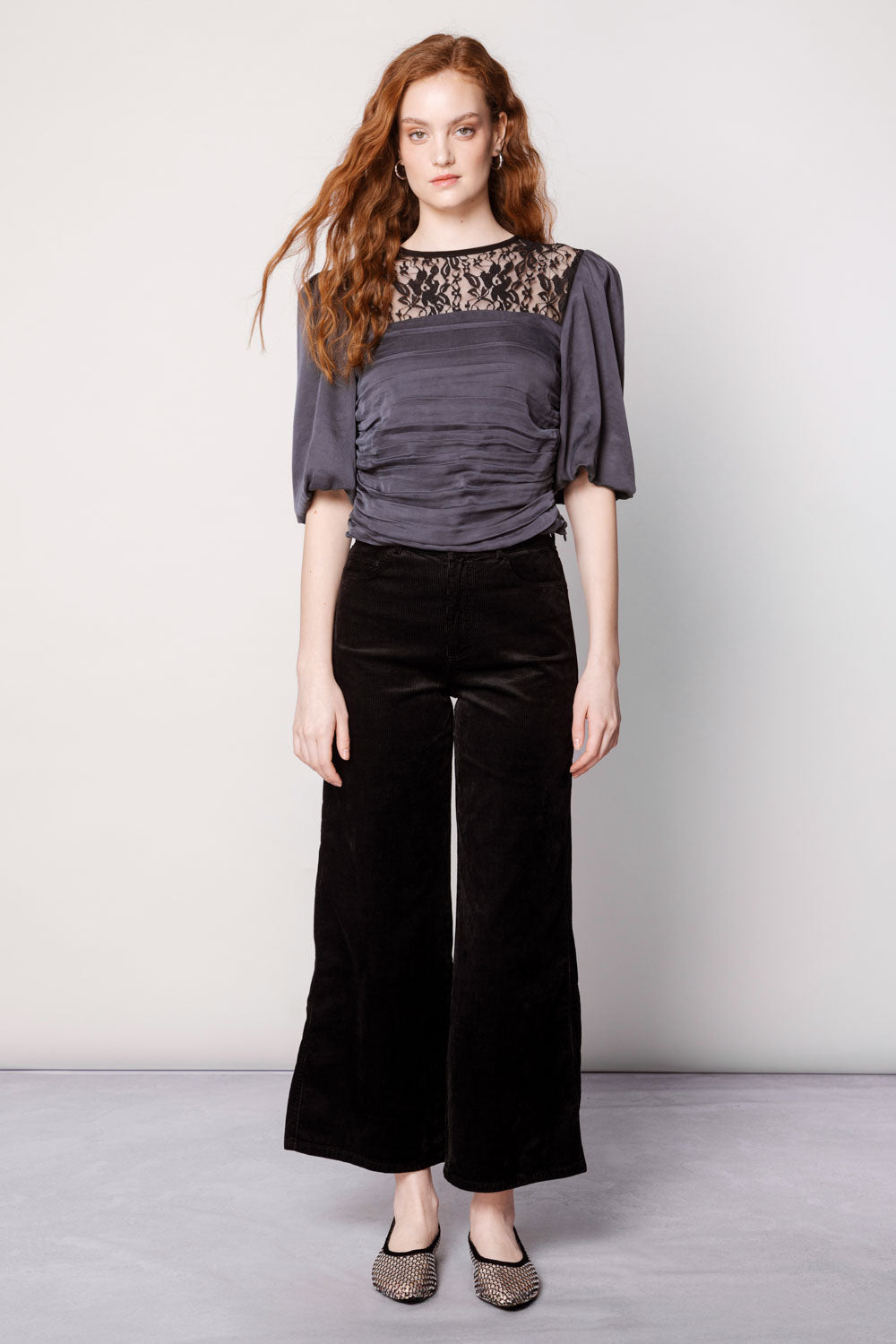 Blusa Finel de la marca O-2025-613, blusa de manga larga en color blanca con detalles elegantes y cuello redondo.
