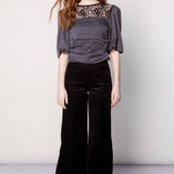 Blusa Finel de la marca O-2025-613, blusa de manga larga en color blanca con detalles elegantes y cuello redondo.