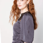 Blusa Finel de la marca O-2025-613, en color suave, con diseño elegante y manga larga, ideal para ocasiones casuales y formales.