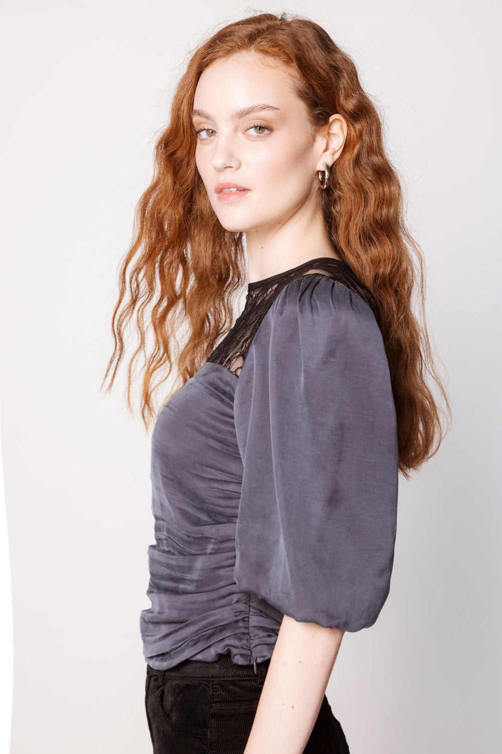 Blusa Finel de la marca O-2025-613, en color suave, con diseño elegante y manga larga, ideal para ocasiones casuales y formales.