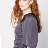 Blusa Finel de la marca O-2025-613, en color suave, con diseño elegante y manga larga, ideal para ocasiones casuales y formales.