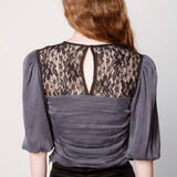Blusa Finel de la marca O-2025-613, blusa de manga larga en color azul con detalle en la parte superior.