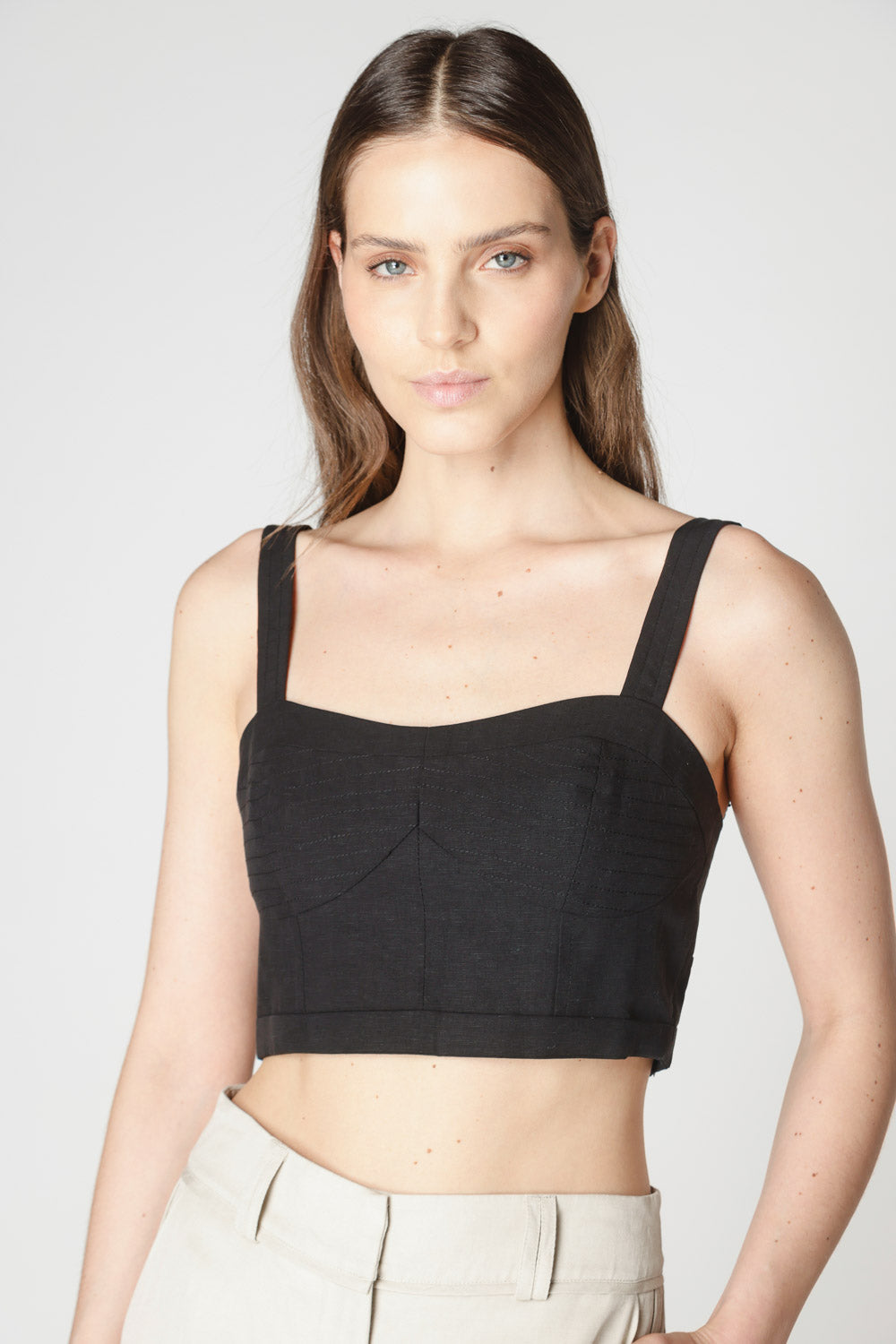 Blusa top Cabo de la marca P-2024-608, con diseño elegante en tela suave, color neutro y corte moderno.