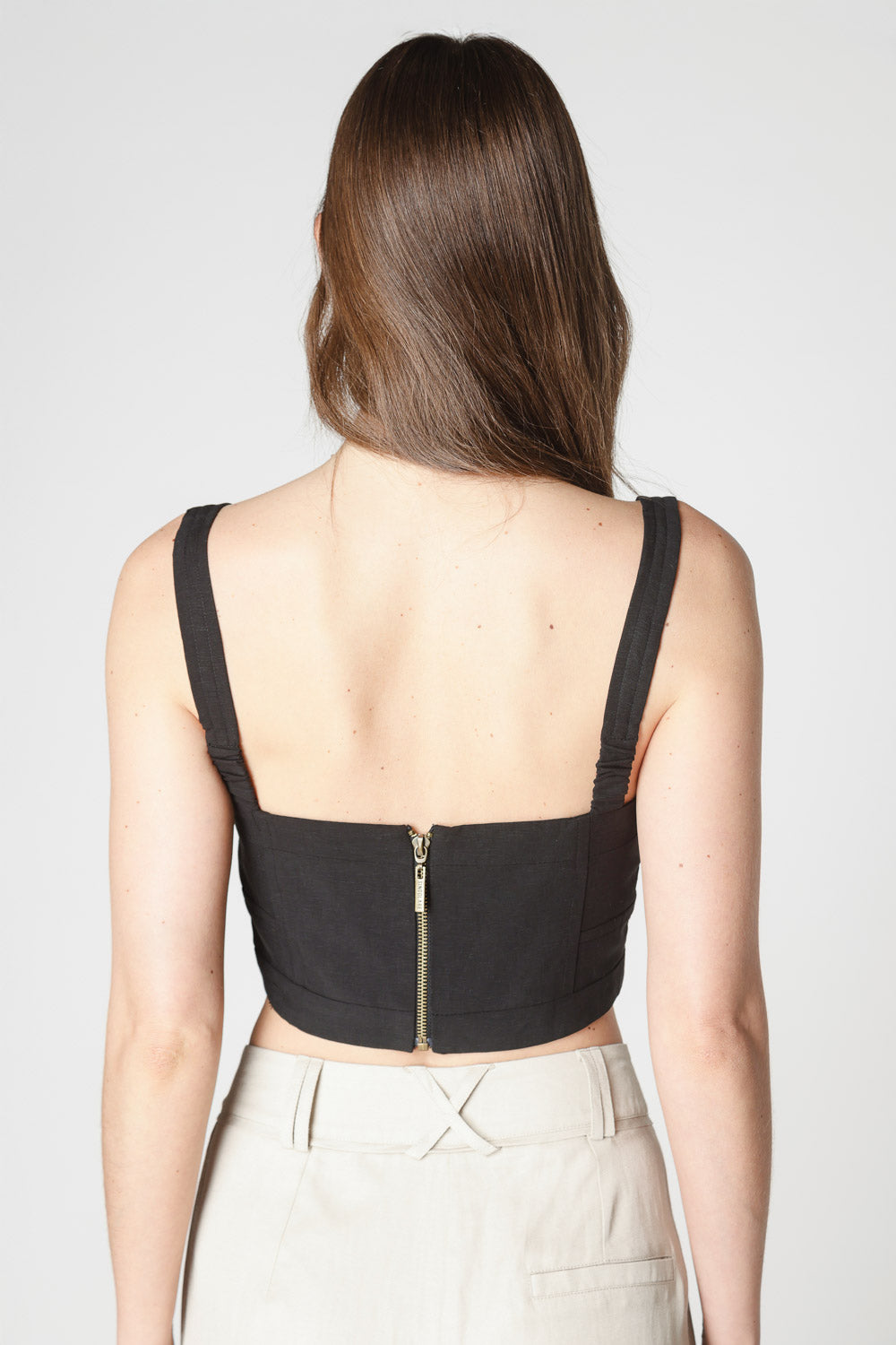 Blusa Top Cabo de la marca P-2024-608, de tela ligera y estilo moderno, mostrada en color neutro en la imagen.