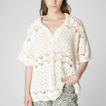 Suéter Odal de la marca V-2025-20, blusa de manga larga en color gris con detalles tejidos visibles.