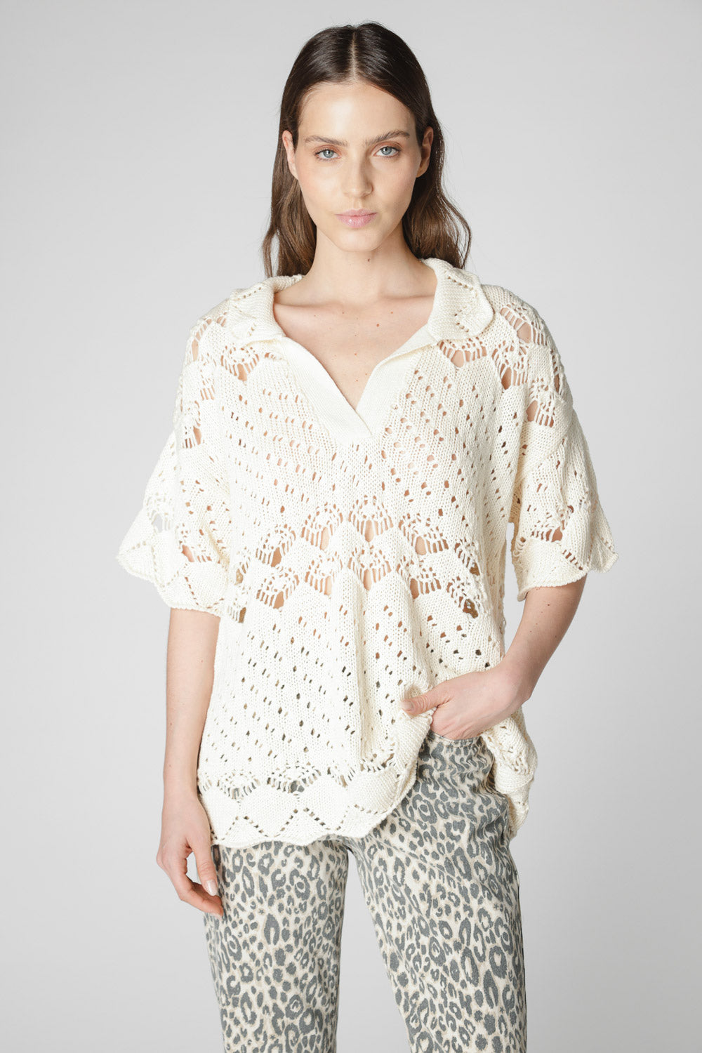 Suéter Odal de la marca V-2025-20, blusa de manga larga en color gris con detalles tejidos visibles.
