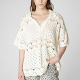 Suéter Odal de la marca V-2025-20, blusa de manga larga en color gris con detalles tejidos visibles.