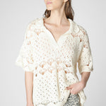 Suéter Odal de la marca V-2025-20, blusa de punto gris con cuello redondo y manga larga, vista frontal.