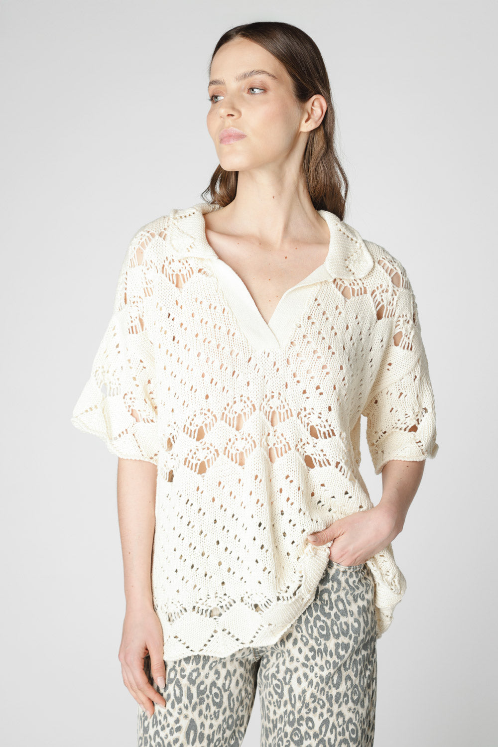Suéter Odal de la marca V-2025-20, blusa de punto gris con cuello redondo y manga larga, vista frontal.