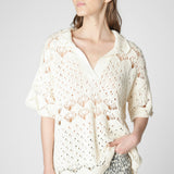 Suéter Odal de la marca V-2025-20, blusa de punto gris con cuello redondo y manga larga, vista frontal.