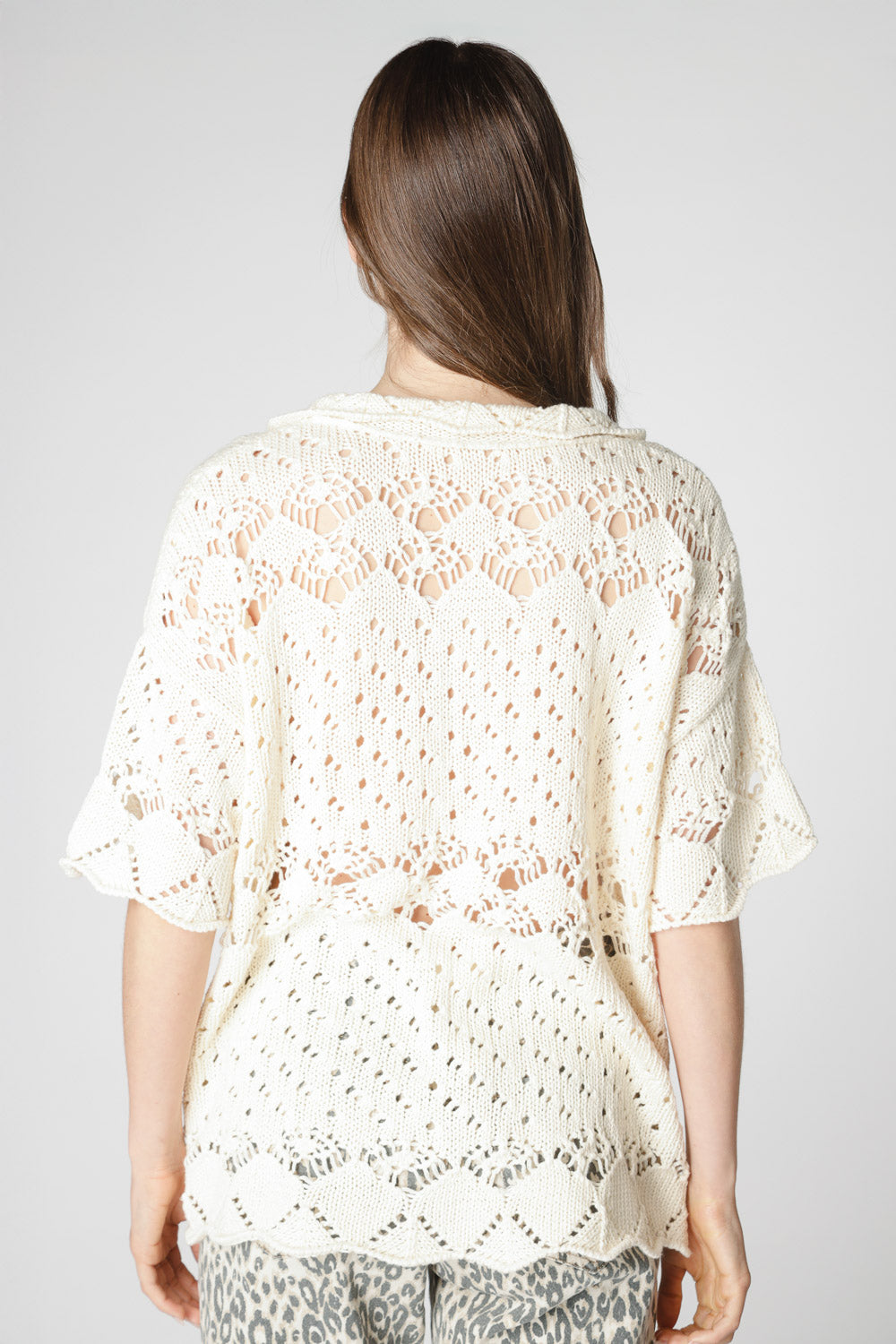 Suéter Odal de la marca V-2025-20, en blusas y poleras, con diseño elegante y tejido suave visible en la imagen.