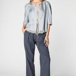 Blusa Witty de la marca P-2025-623, muestra detalles de la tela y diseño moderno en color neutro.