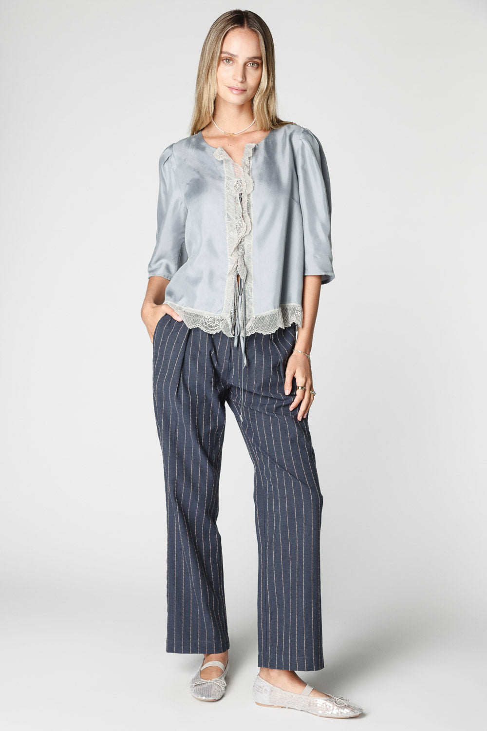 Blusa Witty de la marca P-2025-623, muestra detalles de la tela y diseño moderno en color neutro.