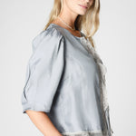 Blusa Witty de la marca P-2025-623 en color sólido, con diseño moderno y cuello redondo, ideal para un look casual.