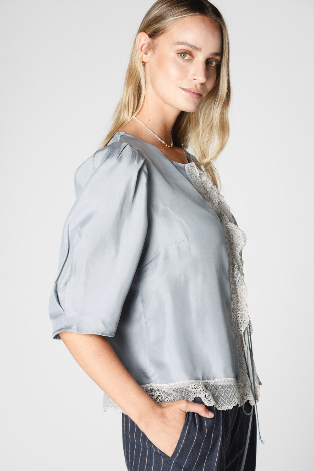 Blusa Witty de la marca P-2025-623 en color sólido, con diseño moderno y cuello redondo, ideal para un look casual.