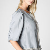 Blusa Witty de la marca P-2025-623 en color sólido, con diseño moderno y cuello redondo, ideal para un look casual.