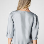 Blusa Witty de la marca P-2025-623, vista frontal que muestra el diseño y color de la prenda para mujer en la imagen.