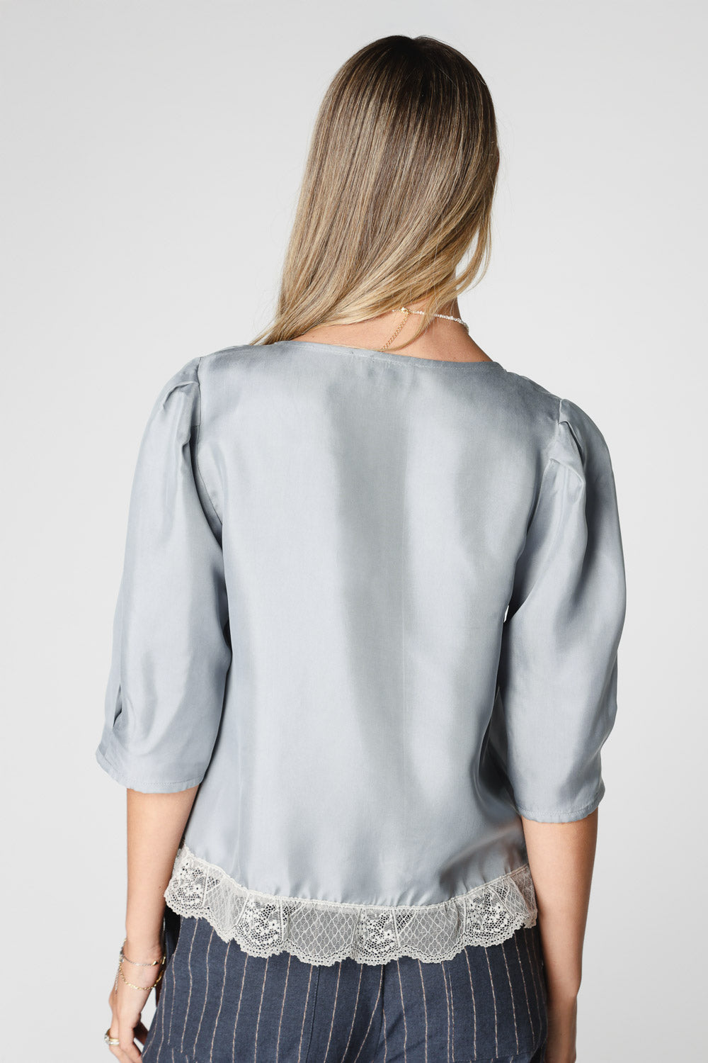 Blusa Witty de la marca P-2025-623, vista frontal que muestra el diseño y color de la prenda para mujer en la imagen.