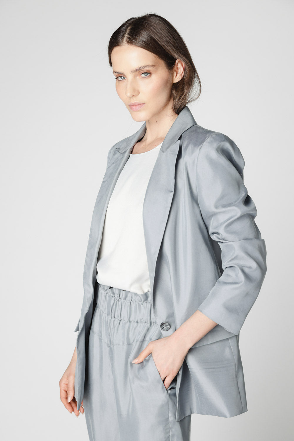 Chaqueta Emyu de la marca P-2025-907 en color oscuro, con cierre y bolsillos, vista frontal sobre fondo neutro.