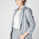 Chaqueta Emyu de la marca P-2025-907 en color oscuro, con cierre y bolsillos, vista frontal sobre fondo neutro.