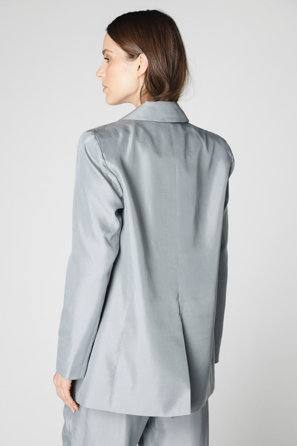 Chaqueta Emyu de la marca P-2025-907, con diseño moderno y detalles en la imagen.