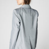 Chaqueta Emyu de la marca P-2025-907, con diseño moderno y detalles en la imagen.