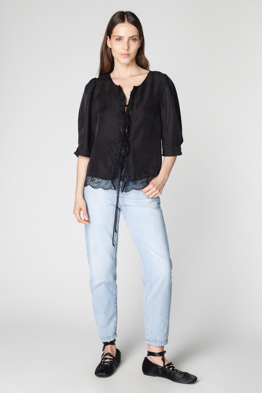 Blusa Witty de la marca P-2025-623, diseño moderno y casual, con manga larga y cuello redondo, en color negro.