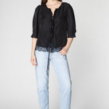 Blusa Witty de la marca P-2025-623, diseño moderno y casual, con manga larga y cuello redondo, en color negro.