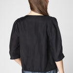 Blusa Witty de la marca P-2025-623 en color neutro, con diseño moderno y detalles elegantes, perfecta para combinar con diferentes estilos.