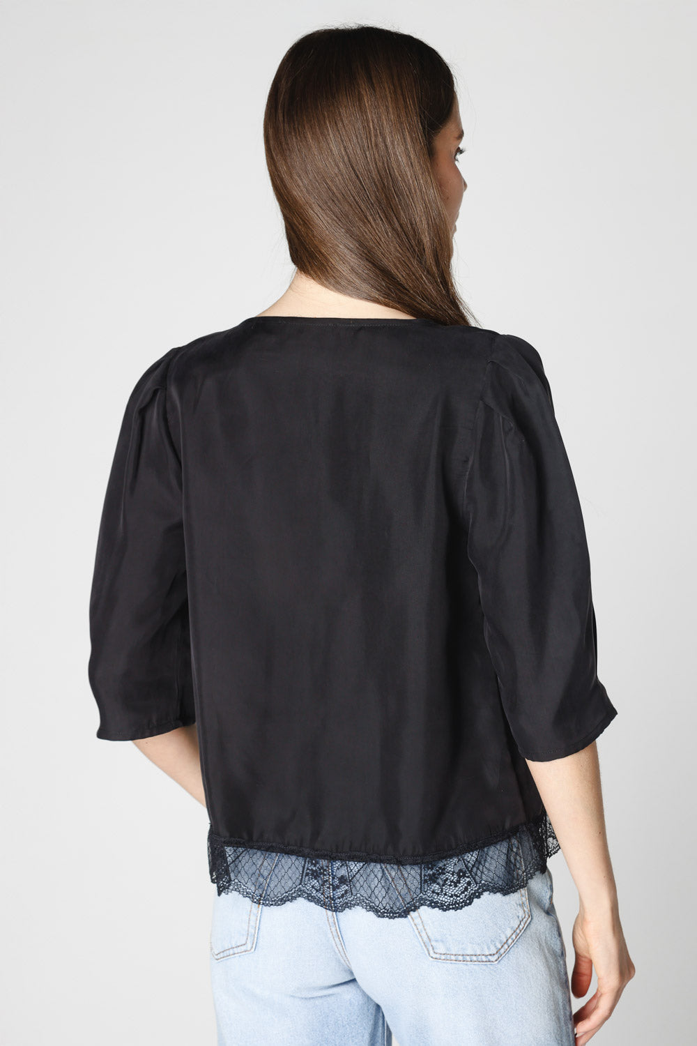Blusa Witty de la marca P-2025-623 en color neutro, con diseño moderno y detalles elegantes, perfecta para combinar con diferentes estilos.