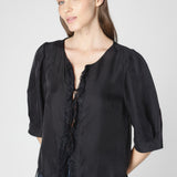 Blusa Witty de la marca P-2025-623 en colores neutros, mostrando el diseño y detalles de la prenda en la imagen.