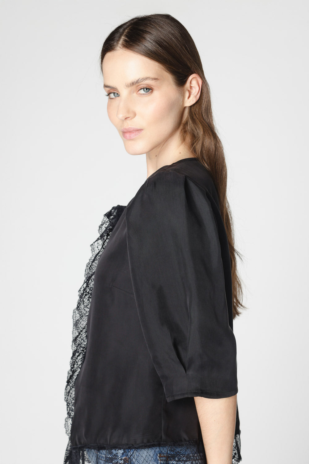Blusa Witty de la marca P-2025-623, en color neutro, con diseño elegante y detalles en la parte superior, vista frontal.