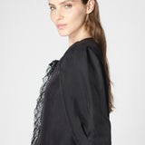 Blusa Witty de la marca P-2025-623, en color neutro, con diseño elegante y detalles en la parte superior, vista frontal.