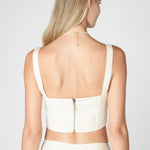 Blusa Top Cabo de la marca P-2024-608, estilo casual con cuello y mangas cortas, en colores neutros.