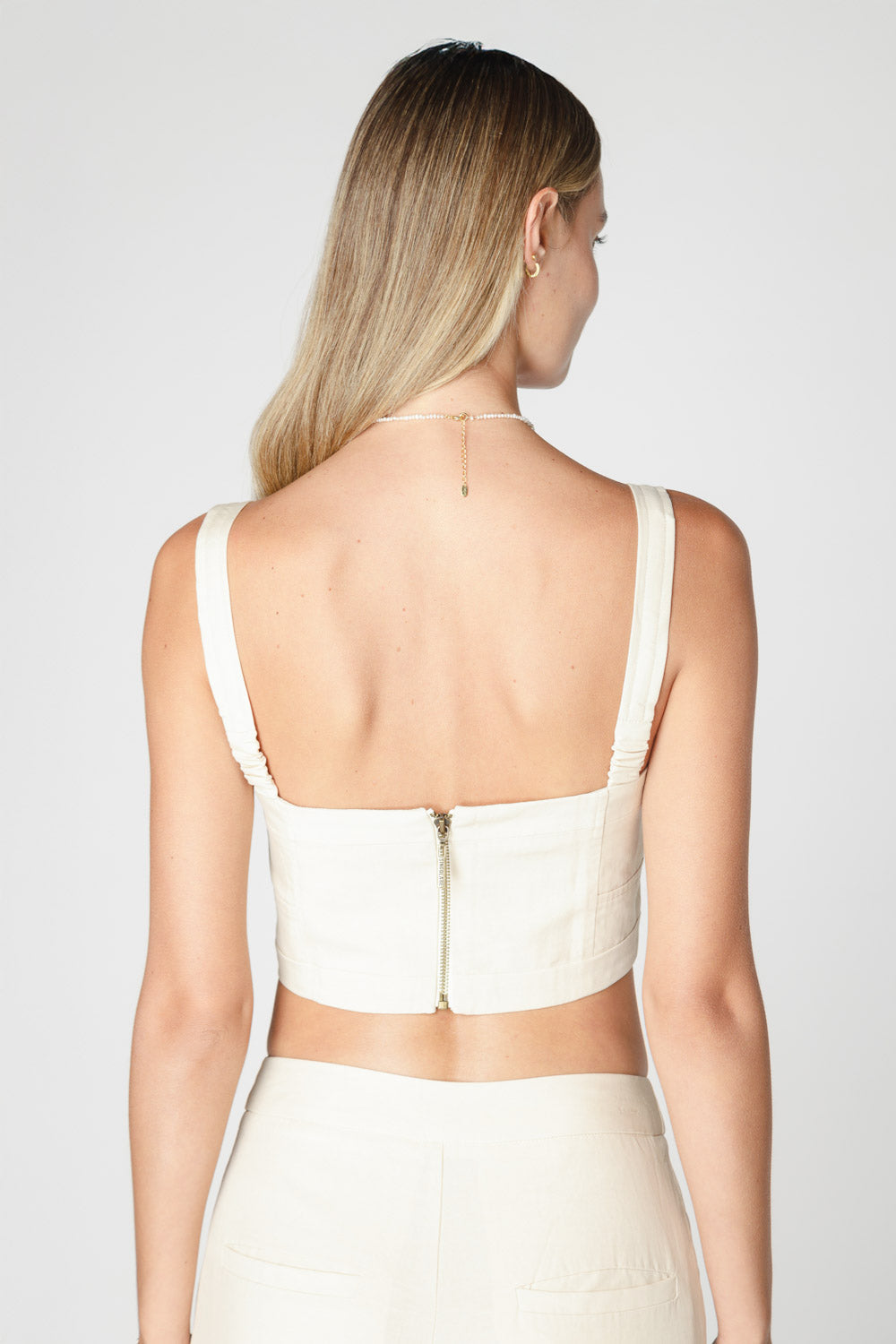 Blusa Top Cabo de la marca P-2024-608, estilo casual con cuello y mangas cortas, en colores neutros.